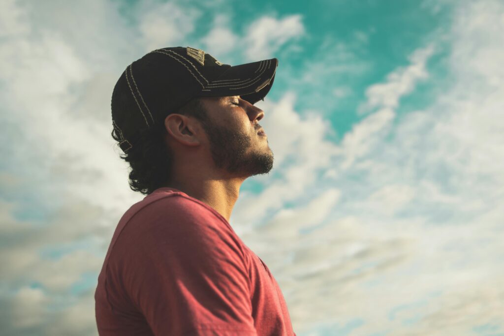 Bewusst atmen – Mann atmet achtsam unter freiem Himmel