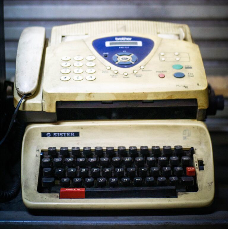 Altes Faxgerät mit Schreibmaschine – Symbolbild für innere Anteile, die einst wichtig waren