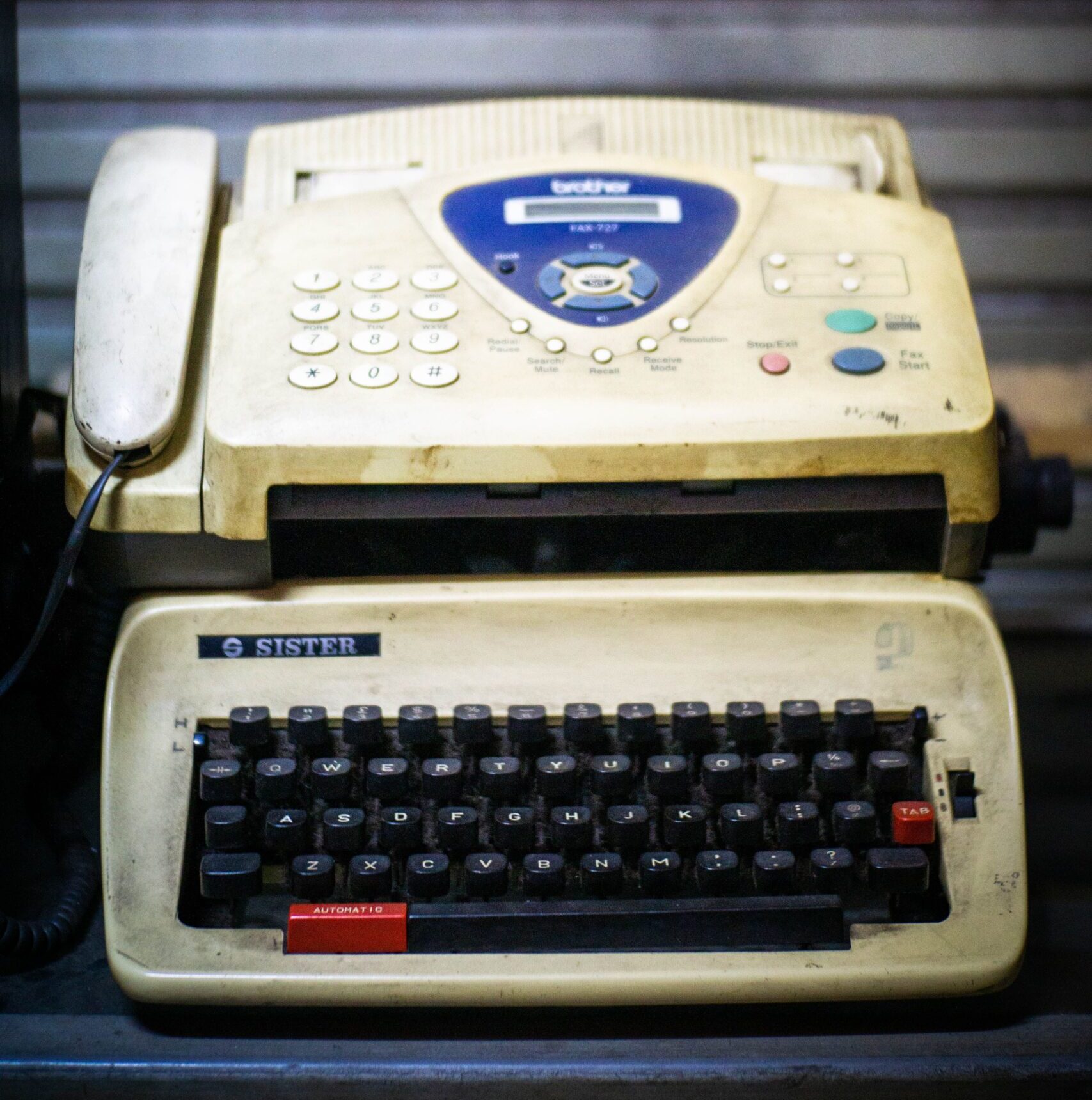 Altes Faxgerät mit Schreibmaschine – Symbolbild für innere Anteile, die einst wichtig waren